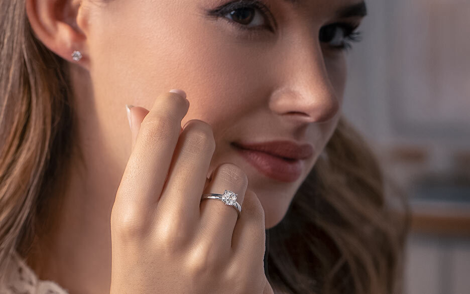 Der klassieke Verlovingsring met een sollitaire diamanten Der klassieke Verlovingsring met een sollitaire diamanten