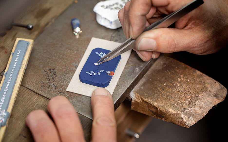 Diamanten van gecertificeerde handelaren bij onze zetter in ons juwelenatlier Diamanten van gecertificeerde handelaren bij onze zetter in ons juwelenatlier